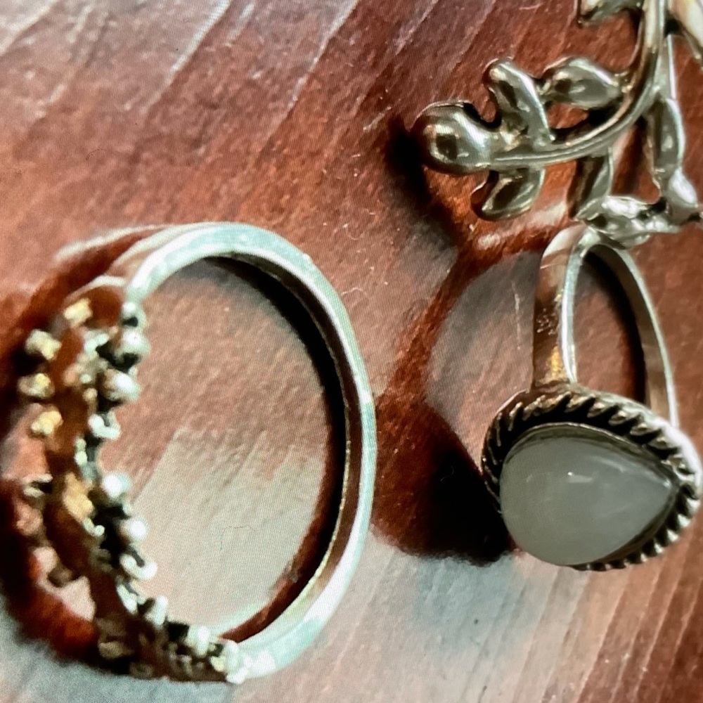 3 rings very cute not sure of size unfortunately!